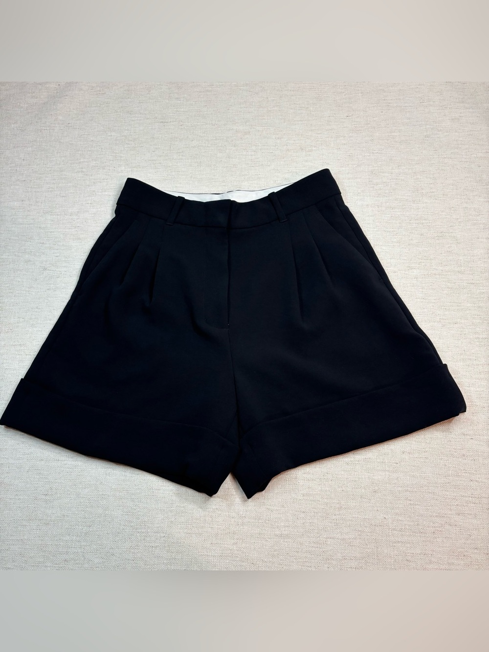 Aritzia Wilfred Black High-Rise Pleated tailored Shorts roll cuffs women size 6